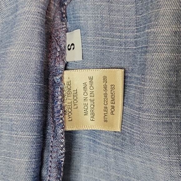 🌿 Cloth & Stone Blue Chambray Distressed High-Low Button Down, Size S ~ EUC - Picture 7 of 8